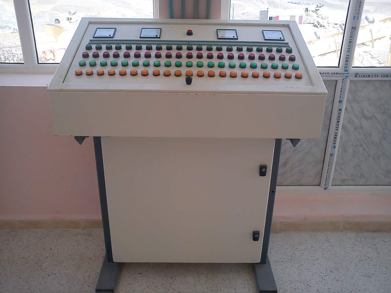 Control desk panel